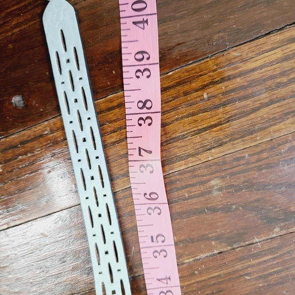 NWT Madden Girl Perforated Light Gray Skinny Belt Medium - Picture 3 of 5